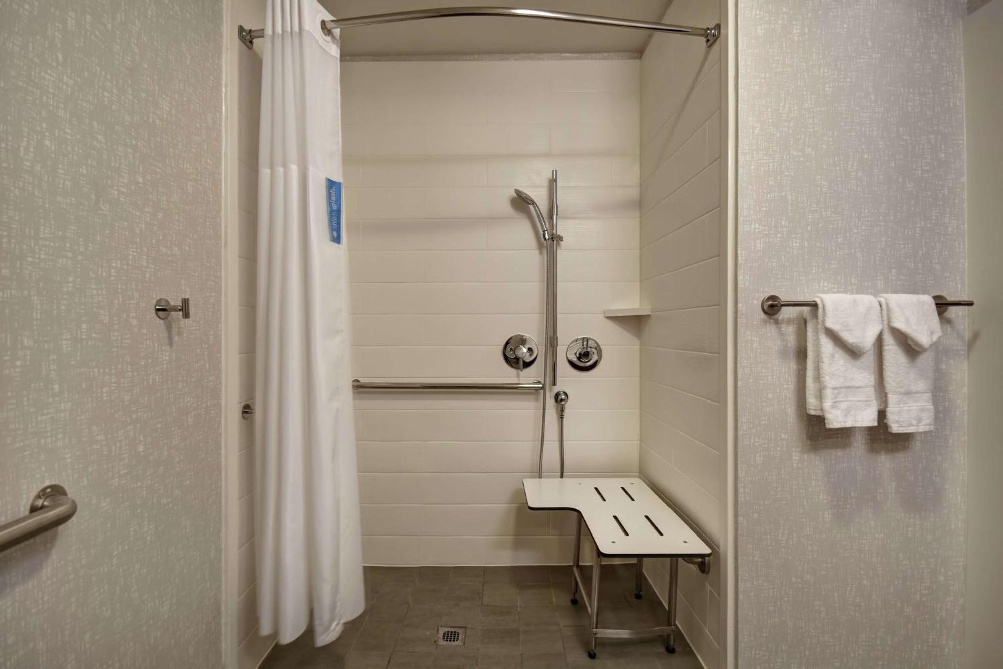 Hotel Hampton Atlanta-mall Of Georgia 3*
